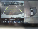 上空から見下ろしたような映像で運転を支援。クルマの周囲を映像で確認できます。駐車場や見通しの悪い交差点など、状況に応じた映像をナビ画面に映し出します。