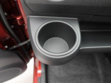 カップホルダーは運転席や助手席からちょうど手の届く位置です!!