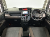 【インパネ】運転のしやすさを最優先に設計された見晴らしの良いフロントビュー。車両間隔が掴みやすく狭い道でも安心♪「安全」と「品質」を最優先に、安心してお乗りいただけるクルマを提供いたします。