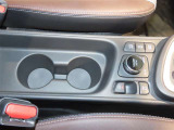 【トヨタ認定中古車の安心1】中古車をキレイで気持ちよくお乗りいただけるよう、トヨタ認定中古車はしっかりクリーニング。エンジンルームからシートを外した洗浄まで、目に見えない部分も徹底的に洗浄しています
