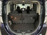トランク収納スペースをご確認ください。荷物の積み下ろしがしやすい広さを確保しており、日常使いからレジャーまで幅広く活用できます。