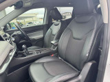 助手席も落ち着いて乗車いただけます。