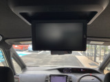 【後席モニター】後部座席専用モニターです。人気の天井吊り下げタイプで使用しない時は折り畳み可能です。小さなお子様から大人の方までご好評です。高価なアイテムですので最初から付いているのは嬉しいですね!