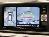 車庫入れなど後進運転時に死角をモニターで確認ができて安全です♪ ステアリング操作の参考になるガイド線も表示しますので車庫入れがニガテな方も安心ですネ!