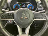 握りやすいステアリングは、運転操作を快適にします。オーディオやハンズフリー通話のスイッチも配置され、運転中でも安全に操作できます。上質な素材感も魅力です。