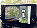 駐車時の安全性を高めるバックモニター。狭い場所でも安心の駐車支援機能です。ガイドライン表示で、距離感が掴みやすく、スムーズな駐車をサポートします。