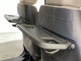 運転席・助手席の背もたれには、2列目シート用にカップホルダー付きの「格納式のシートバックテーブル」を装備しています。休憩時のちょっとした時間などカップを置いたり、小物置きに使えて便利です。