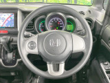 インテリアに合わせたデザインのステアリングは、運転される方のことも考え、運転しやすい形状、大きさです。是非一度、実際に触ってお確かめください。