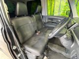 運転席まわりには十分なスペースがあり、大柄な方でもゆったり運転していただける環境です。