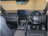 デザインもよく、居心地のよい運転席ですね。分かりやすいスイッチ類ですから操作もしやすく運転をサポートします。ぜひご来店いただき、実際にお座りいただいてステアリングを握ってみてください!