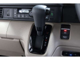 インパネシフトだから視線の移動も少なく足元もスッキリ♪運転席もゆったりしているのでゆとりを持ってドライブできますね!