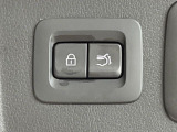【パワーバックドア】スマートキーや運転席のボタンを押すだけでリアゲートが自動で開閉します!荷物を持っている時や、高い位置にあるバックドアを閉める際に便利な機能です♪