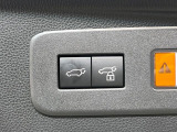 【パワーバックドア】スマートキーや運転席のボタンを押すだけでリアゲートが自動で開閉します!荷物を持っている時や、高い位置にあるバックドアを閉める際に便利な機能です♪
