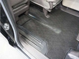 ◆スーパースライドシート◆助手席を後ろへスライドすれば運転席後に座るお子様のお世話を楽に。前にスライドすれば後席にお子様を座らせた後にそのまま運転席に。大きく動く助手席で空間を自在に変化!