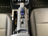 シンプルでとても使いやすいフロアシフトに、パーキングブレーキは、電子制御パーキングブレーキです。