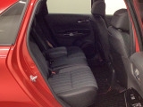 ★後部座席の広さ★ぜひ一度座って体感してください!大人が座っても足元ゆったり。お子様の着替えやチャイルドシートの乗せ降ろしもラクラクです♪家族みんなが快適に過ごせる一台です!