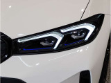 BMWの伝統の丸目4灯ヘッドライトでございます。LEDライトで視認性もよく明るく安全性の向上につながります。