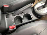 運転席助手席の間にカップホルダーがあります。