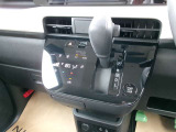 操作しやすいシフトレバーとタッチ式エアコンパネルで運転も楽々です。