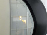 【BSM(ブラインドスポットモニター)】・・・隣の車線を走る車両をレーダーで感知。車両を感知するとドアミラーに搭載されたLEDインジケーターが点灯。
