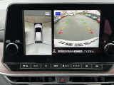 アラウンドビューモニターです。上空からお車の周りを見る感覚で表示されますので、車庫入れも安心です。
