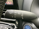 雨の日も安心。ワイパーレバーで視界をクリアに保ち、安全な運転をサポートします。様々なモードで、状況に応じた操作が可能です。