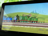 停車中にテレビや動画を楽しむことができます。長距離移動や休憩時間のお供に最適です。後部座席の方も快適に過ごせます。