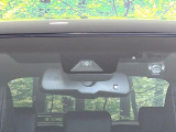 【プリクラッシュセーフティ】前方の車両等を検知し、衝突しそうな時は警報で注意を促し、ブレーキを踏む力をサポート。ブレーキを踏めなかった場合は衝突被害軽減ブレーキが作動、衝突回避をサポートします。