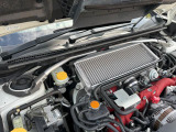 【STIタワーバー】お車の剛性を高めるタワーバーを装備。よりスムーズなコーナリング走行が可能となり、走りも楽しめます。
