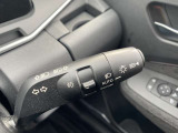 【オートライト】周囲の明るさに応じ自動でライトが点灯・消灯。思いやりライト機能で、トンネルや夕暮れ時の走行、雨の中の走行等、ドライバーが忘れそうなタイミングをサポート。ハイビームアシスト機能付きです。