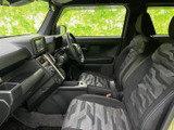 運転席からの視界は広く、運転操作もスムーズ。洗練された内装デザインも魅力です。快適な運転環境を提供します。