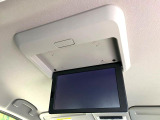 【フリップダウンモニター】大画面モニターで後席でもエンタメをお楽しみいただけます。小さなお子様にも大人気の装備です♪