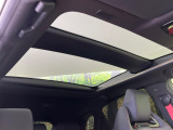 【パノラマルーフ】大型のガラスルーフ搭載で車内の解放感が一気にアップ!開放的なドライブをお楽しみいただけます。