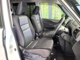 運転席まわりには十分なスペースがあり、大柄な方でもゆったり運転していただける環境です。