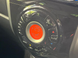 【オートエアコン】一度お好みの温度に設定すれば、車内の温度を検知し風量や温度を自動で調整。暑い&hellip;寒い&hellip;と何度もスイッチ操作をする必要はありません。快適な車内空間には必須の機能ですね♪