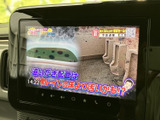 停車中にテレビや動画を楽しめる機能が搭載されています。休憩時間などにリラックスできる空間を提供します。エンターテインメント性も充実。
