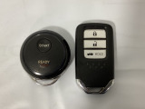 スマートキーを装備しています。鍵を差し込むことなくドアロックの開け閉めと、スタートボタン操作でのエンジンスタートができます。加えて、純正リモコンエンジンスターター用の操作キーもついています。