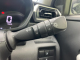 操作しやすい位置に配置されたウインカーレバーです。確実な操作感で、安全な車線変更をサポートします。