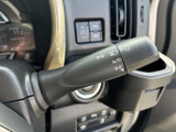 操作しやすいウインカーレバーは、安全な車線変更をサポートします。直感的に操作できるので、運転に集中できます。確実な操作感を実現。