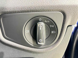 ダイヤル式のLEDヘッドライトスイッチ。オートライトも装備され、夕方やトンネルが続く道路でも手を煩わせません