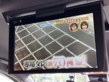 後席の乗員も快適に過ごせるよう、映像を楽しめるモニターを搭載。長距離移動も退屈させません。