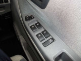パワーウィンドウスイッチで運転席から全席の窓の開閉ができます。