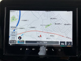 目的地までスムーズに導いてくれるナビゲーションシステム。周辺地図を広範囲に表示し、ルート検索も簡単に行えます。