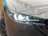 【LEDヘッドライト】悪天候や夜間走行時も良好な視界を確保し安心して運転できる高輝度LEDヘッドライトを装備!点灯速度が早く、消費電力も抑えられています。