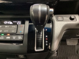 CVT車のセレクトレバーです。低速から高速まで、変速ショックのないスムーズな走りを実現するとともに、エンジン効率のよい領域を維持することで燃費にも貢献します。