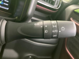 操作しやすいウインカーレバーで、安全な車線変更をサポート。直感的な操作感で、スムーズな運転をアシストします。夜間でも視認性が高いのが嬉しいポイントです。