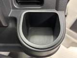 【運転席ドリンクホルダー】