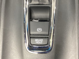 セレクトレバーの下に電子制御パーキングブレーキがあります。スイッチひとつで、停車した地点の傾斜などをシステムが検知・判断してブレーキ力を自動的に最適制御し、しっかり停車できるパーキングシステムです。