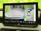 狭い場所での駐車も安心。後方の状況を画面で確認できるので、安全に駐車操作を行うことができます。