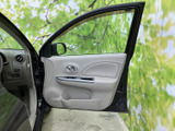 運転席からの視界は広く、運転操作もスムーズに行えます。操作しやすい配置も魅力で、快適な運転をサポートします。